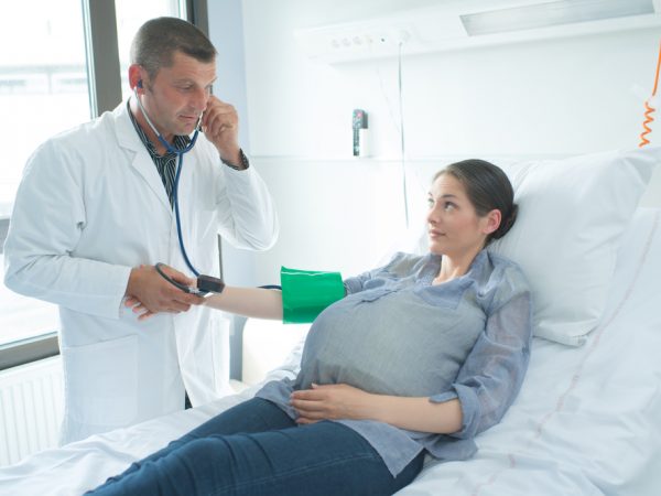 pacienta gravida consultata de medic